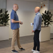 Twee collega's in gesprek in de wandelgang op kantoor.jpg